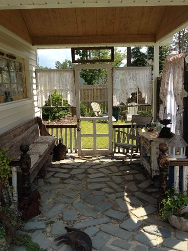 Porche de Kim Trudo con persianas y ventanas viejas
