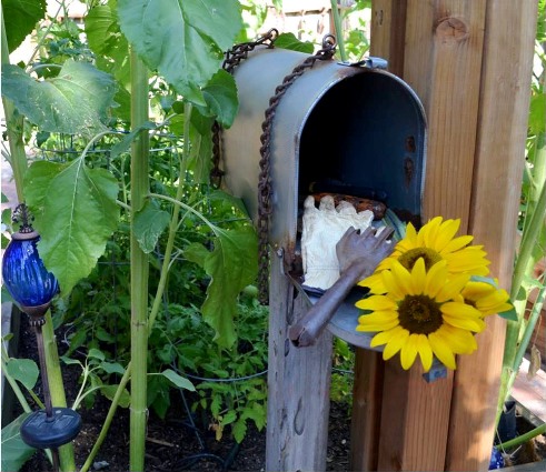 Marie's 'finished' her garden mailbox with rusty chains as decoration
