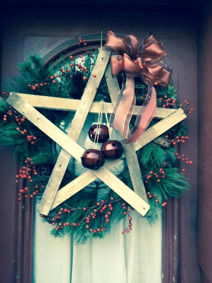 Myra Glandon‎'s wreath is a star